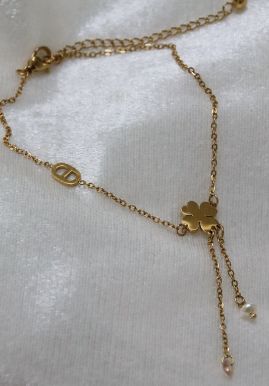 Bracelet de cheville Calista, trèfle central avec éclat de verre rosé, perle d’eau douce et grain de café.