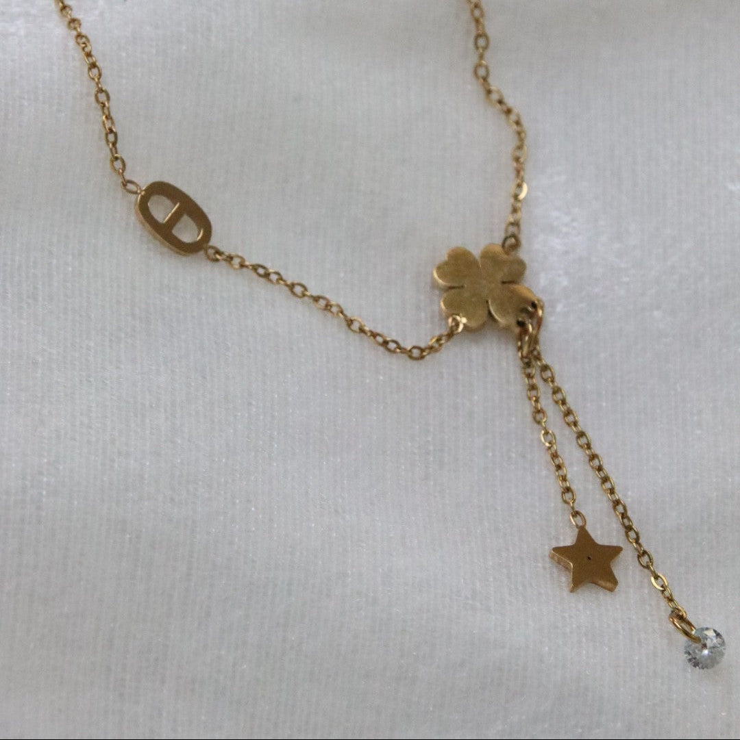 Bracelet de cheville Calista, grain de café, trèfle central avec éclat de verre transparent et petite étoile. Zoom sur les détails.