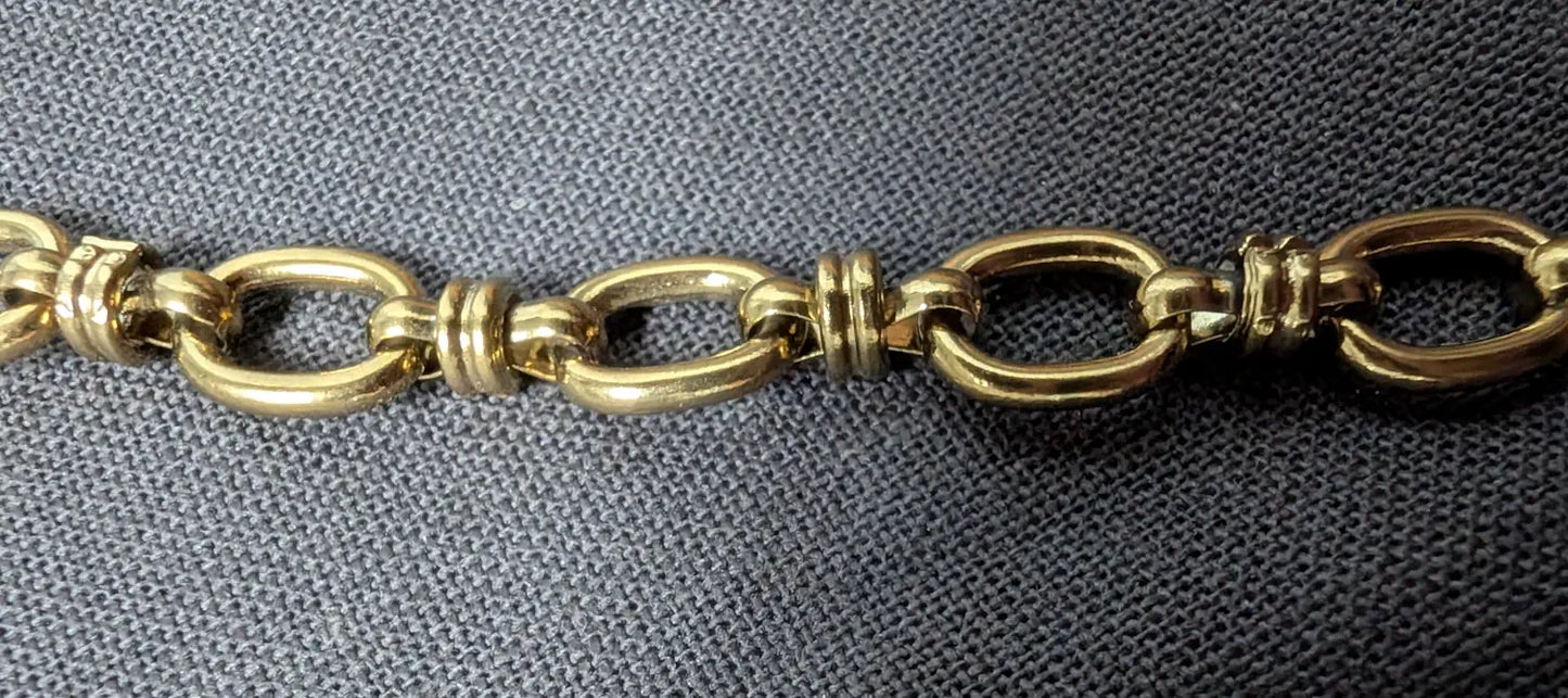 Zoom sur la chaîne originale du collier Caprice, mettant en valeur sa texture et son design unique.