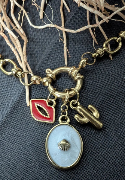 Détails du collier Caprice : charms colorés et fermoir bouée élégant.