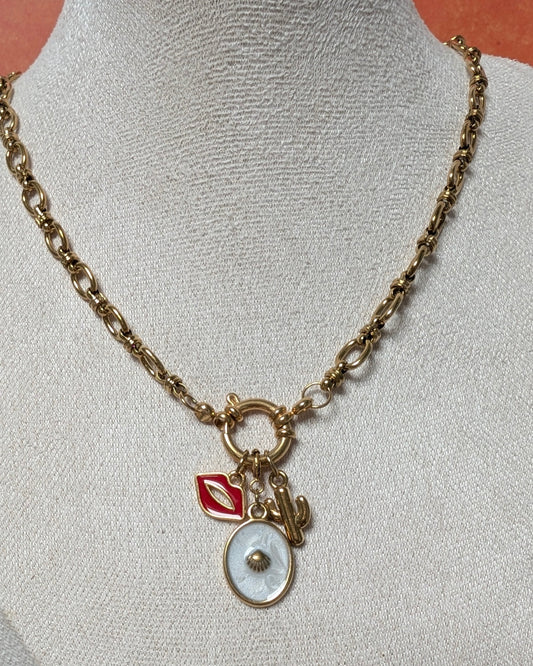 Collier Caprice avec charms originaux : lèvres rouges, breloque nacrée avec, coquille dorée en son centre et cactus sur une chaîne originale.