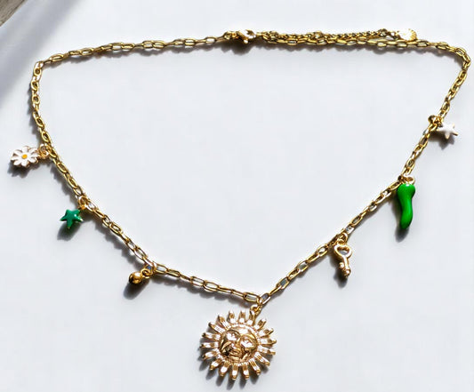 Collier doré Lucéa avec symboles soleil, étoile, fleur, clé et talisman