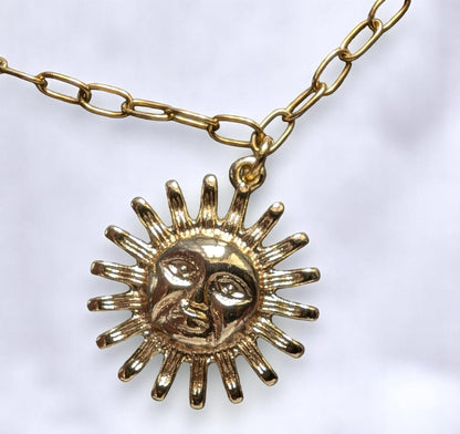 Zoom sur le pendentif soleil du collier Lucéa 