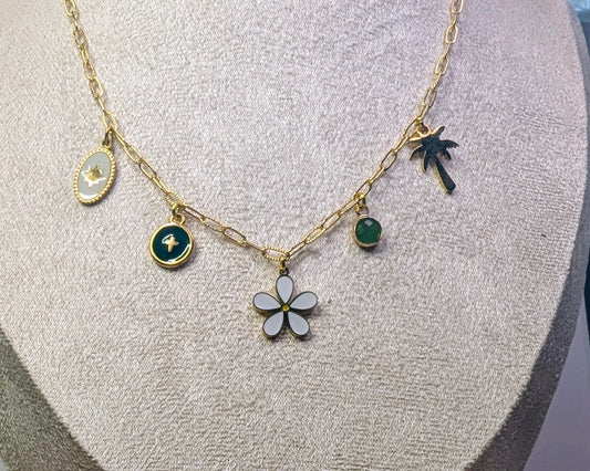 Collier Liora avec charms verts, blancs et dorés sur chaîne fine dorée