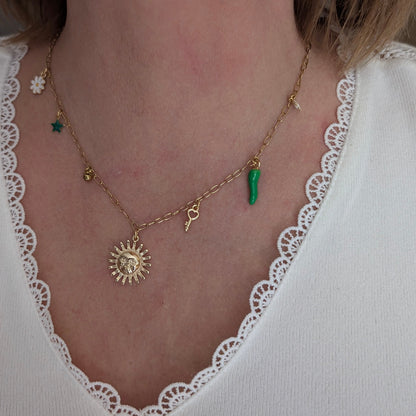 Collier Lucéa porté, bijou doré lumineux et poétique