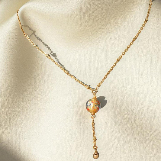 Un éclat d’or et de Murano, pour un collier aussi raffiné qu’intemporel