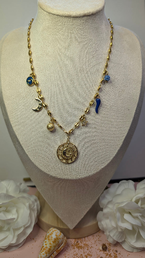 Collier doré à maille grain de café avec charms soleil, lune, étoile et piment bleu – bijou artisanal I Mie Mani Créations