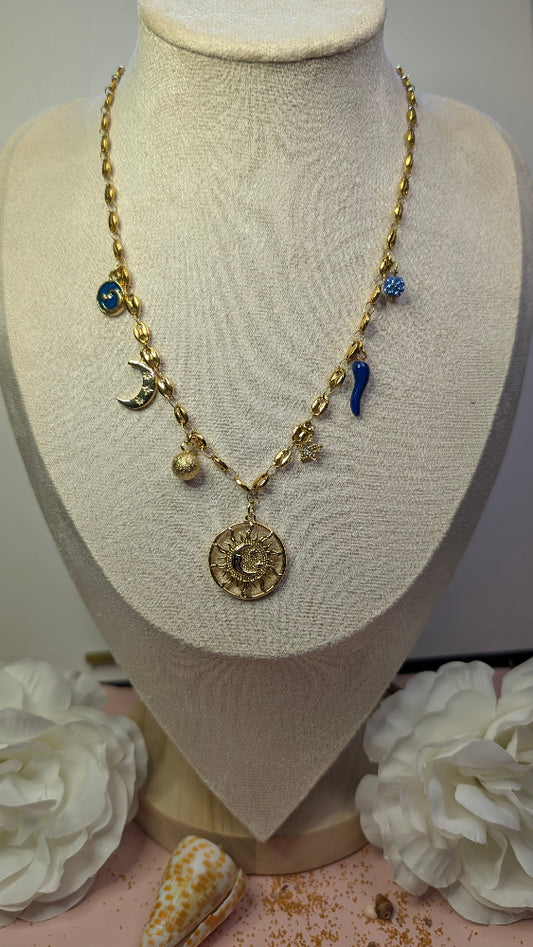 Collier doré à maille grain de café avec charms soleil, lune, étoile et piment bleu – bijou artisanal I Mie Mani Créations