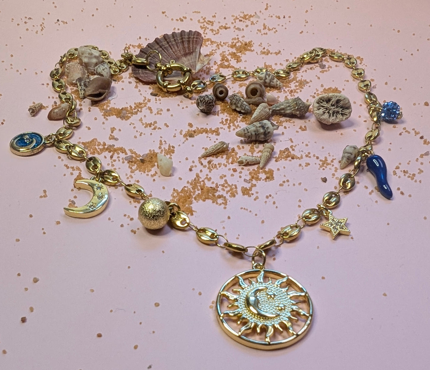 Charms célestes et piment bleu sur collier doré Myra – création originale en acier inoxydable

