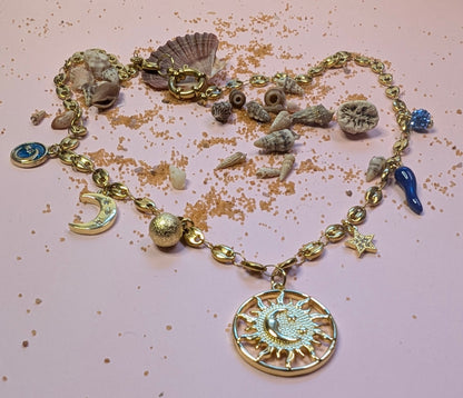 Charms célestes et piment bleu sur collier doré Myra – création originale en acier inoxydable


