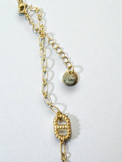 Détail du collier Névia avec chaîne fine, connecteurs grain de café et chaînette d'extension