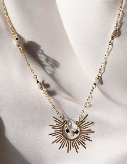 Collier Soléa en acier inoxydable doré, fait main, avec pendentif rayonnant et perles raffinées.