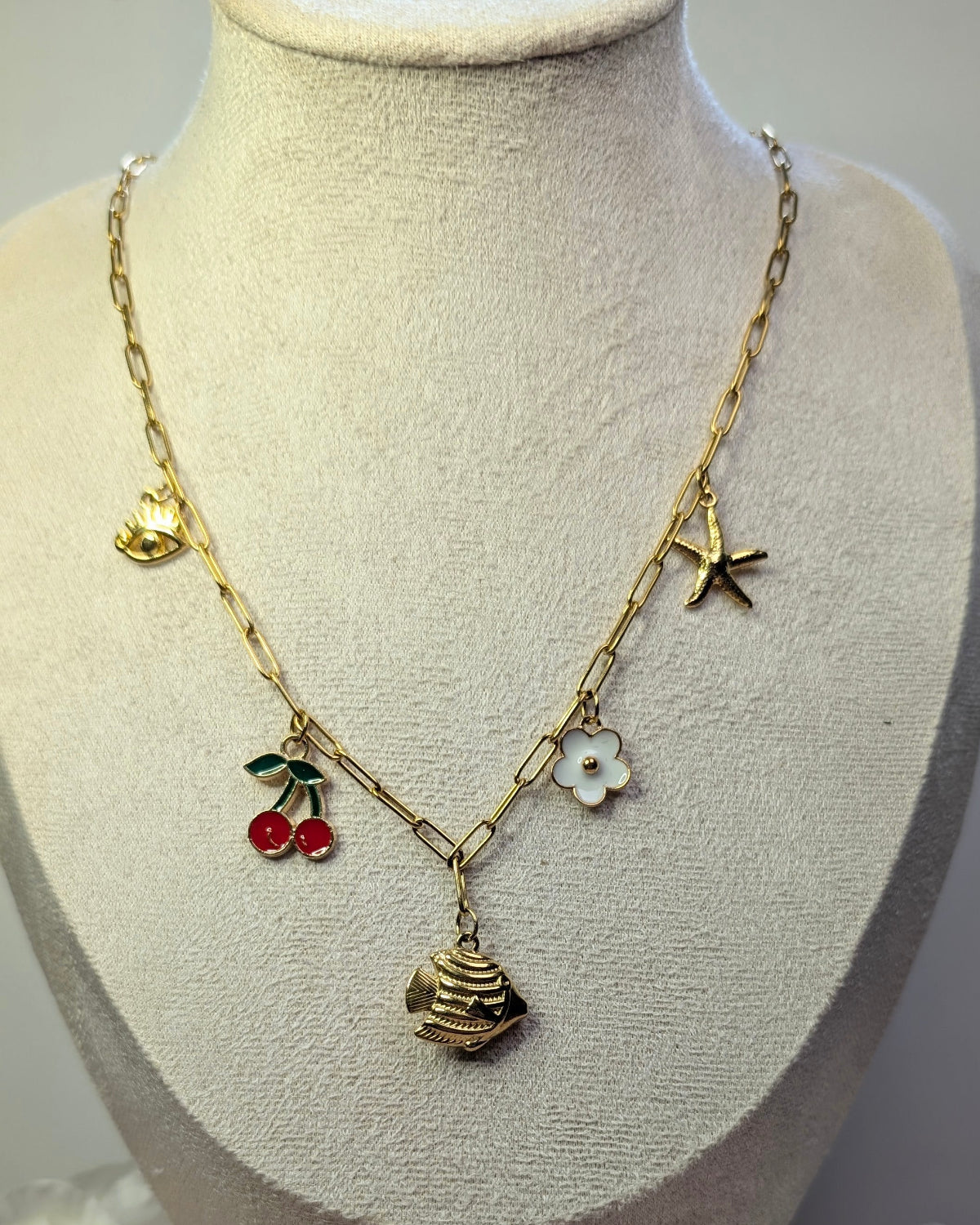 Collier Zélie avec charms colorés et symboliques sur chaîne dorée