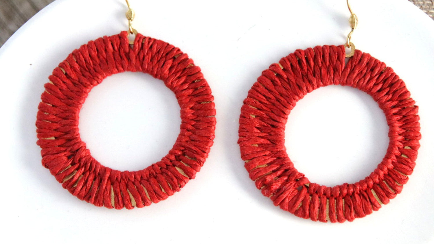 Bijou bohème coloré en raphia rouge foncé, boucles d’oreilles artisanales légères, vue complète zoomée