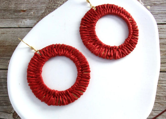 Boucles d’oreilles artisanales en raphia rouge foncé, tissées main, style bohème chic