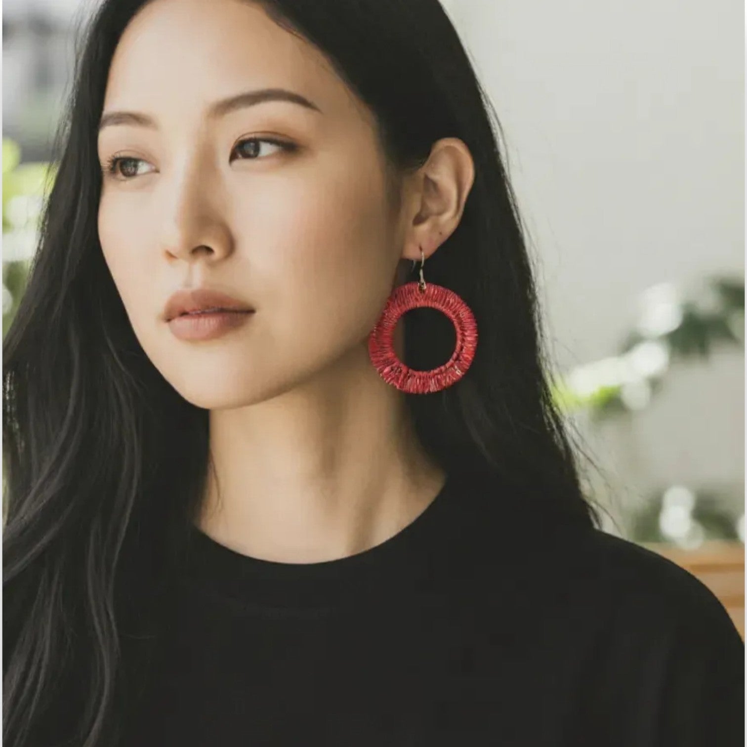 Boucles d’oreilles en raphia tressé rouge foncé, design artisanal et élégant, portées