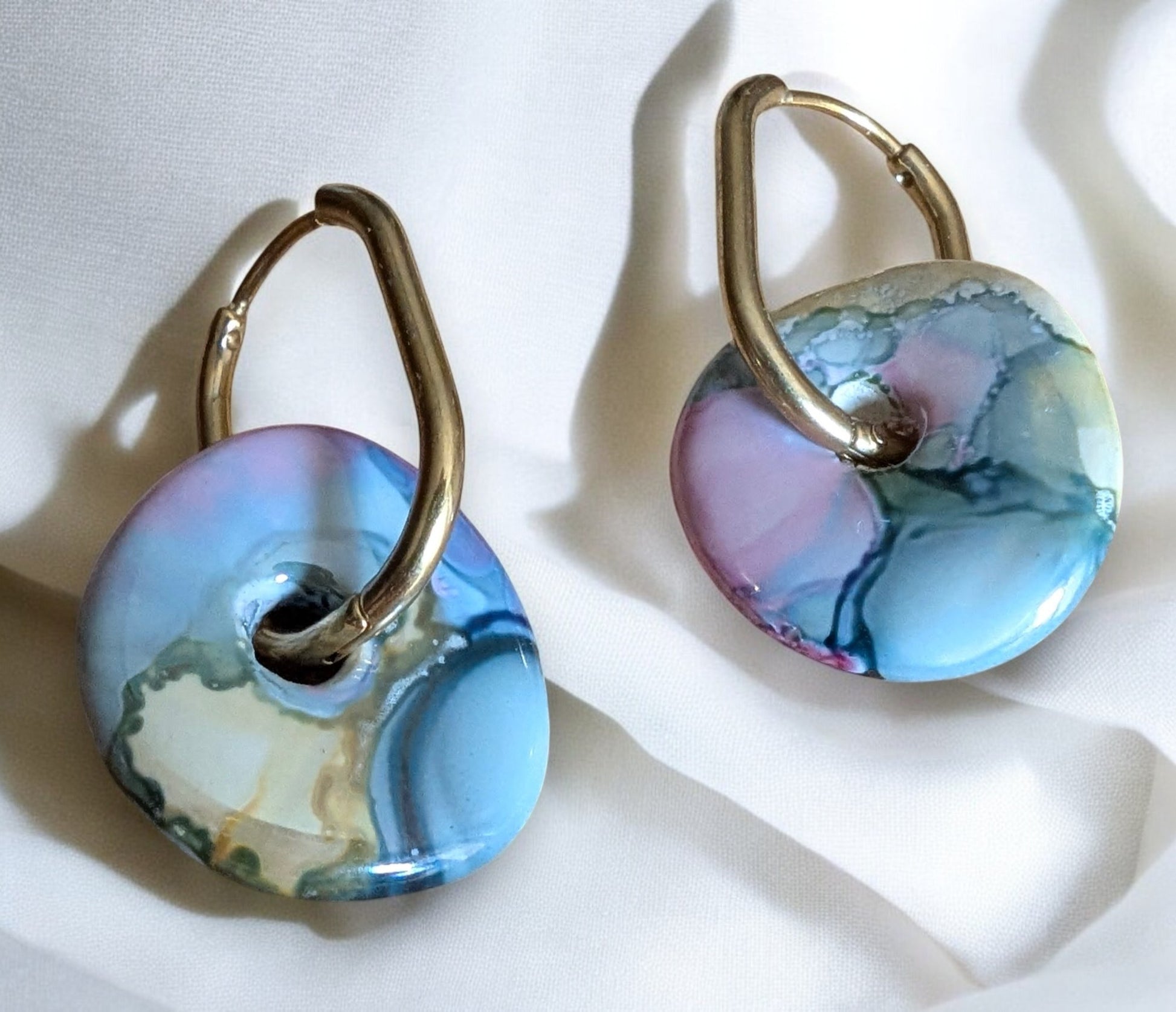 Boucles d’oreilles Donut en céramique  multicolore (tons rosé,bleu clair et foncé et beige) et et créoles dorées en acier inoxydable 