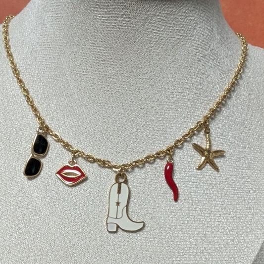 Collier Dolce Vita en acier inoxydable, orné de charms originaux : botte cowboy blanche, lunettes noires, lèvres rouges, corne d’abondance et étoile de mer