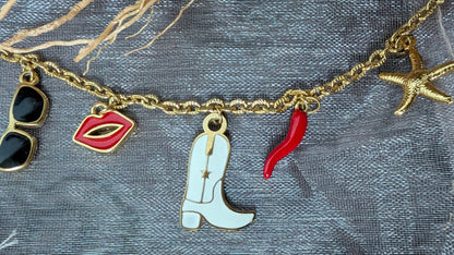 Collier Dolce Vita avec charms colorés : botte cowboy, lunettes, lèvres rouges, corne d’abondance et étoile de mer