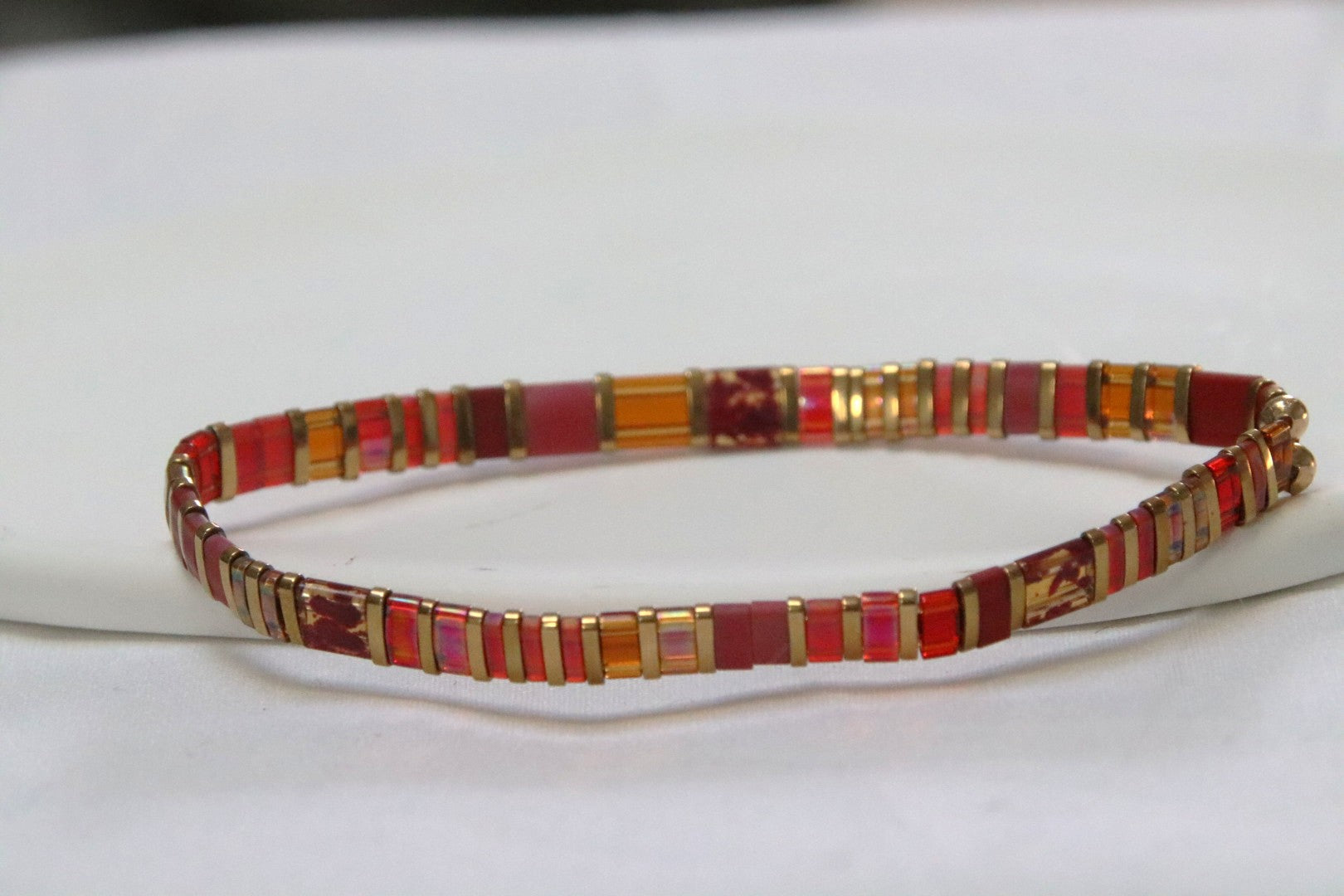 Bracelet en perles Miyuki rouges brillantes et mates avec touches d’orange transparent