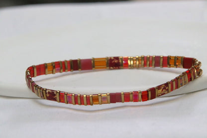Bracelet en perles Miyuki rouges brillantes et mates avec touches d’orange transparent