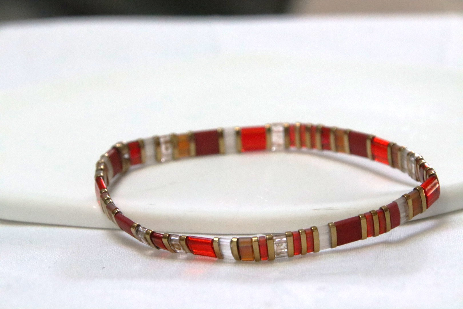 Bracelet en perles Miyuki rouges et orange transparentes mates au fini velouté