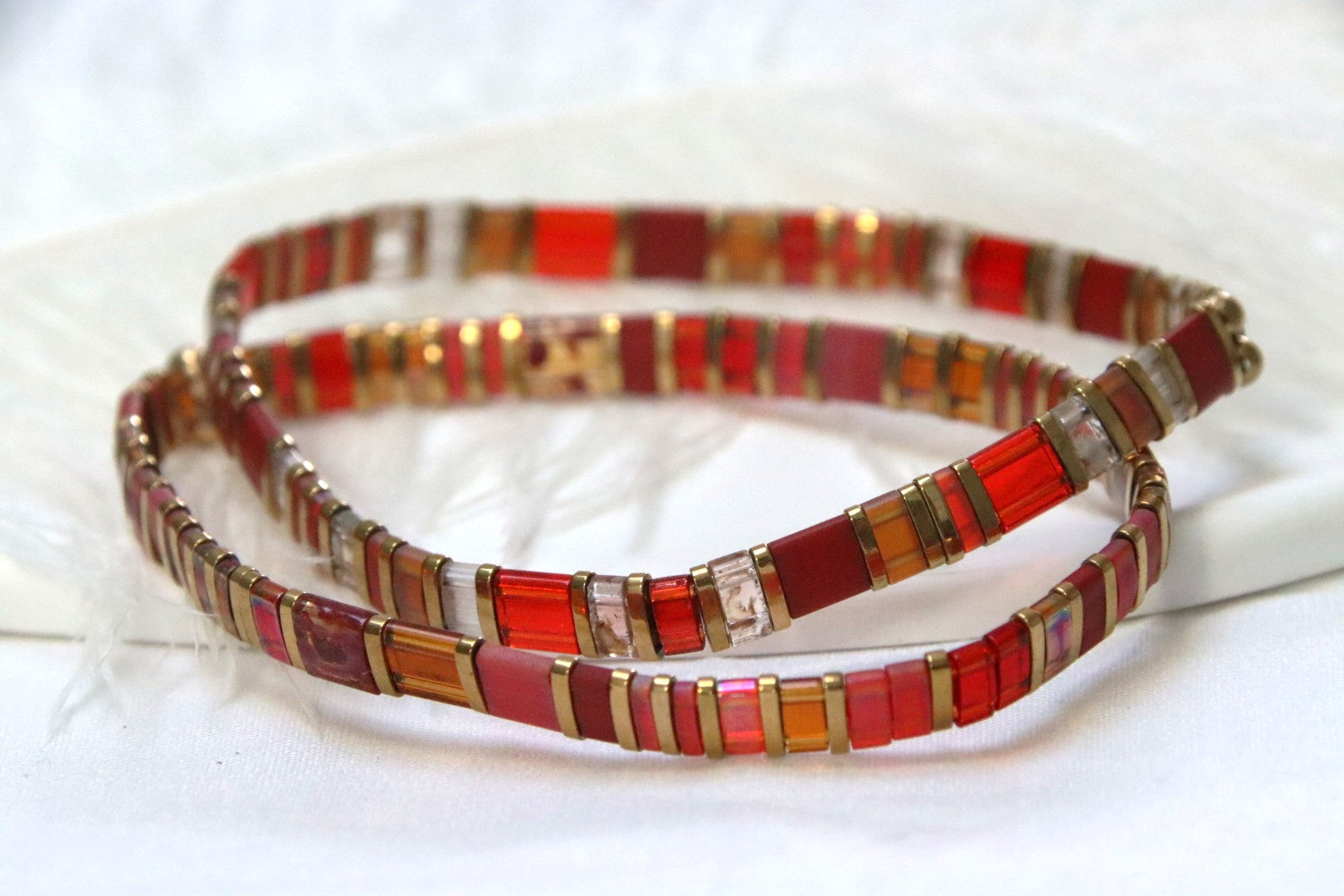 Bracelets EMI classiques et mats portés ensemble, contrastant éclat brillant et douceur mate