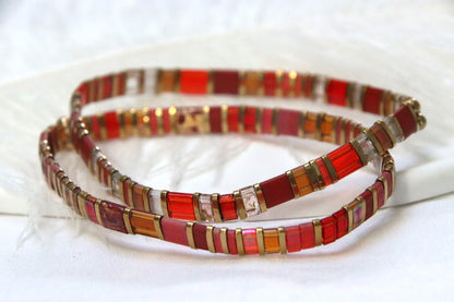 Bracelets EMI classiques et mats portés ensemble, contrastant éclat brillant et douceur mate