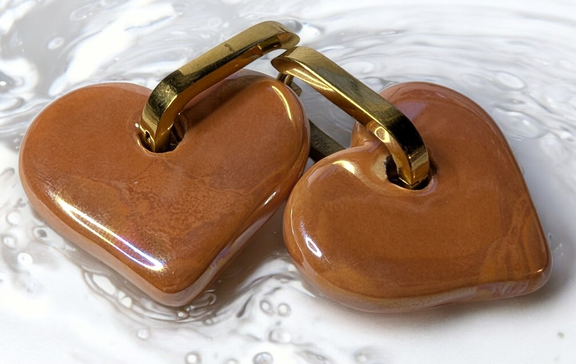 Boucles d'oreilles céramique cœur orange, créole ovale en acier inoxydable doré, bijoux raffinés.