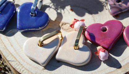 Boucles d'oreilles grand coeur de céramique. Multi couleurs mélangées