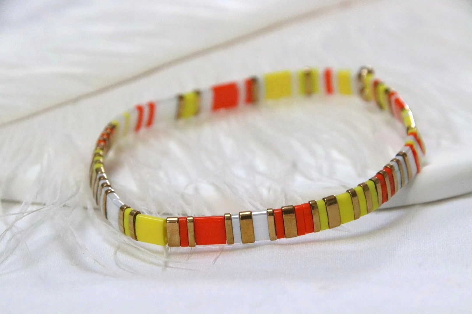 Bracelet Hikari en perles jaunes, orange, blanches et dorées, lumineux et éclatant.