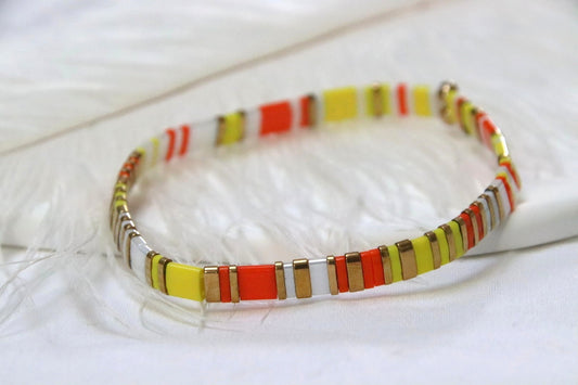 Bracelet Hikari en perles jaunes, orange, blanches et dorées, lumineux et éclatant.