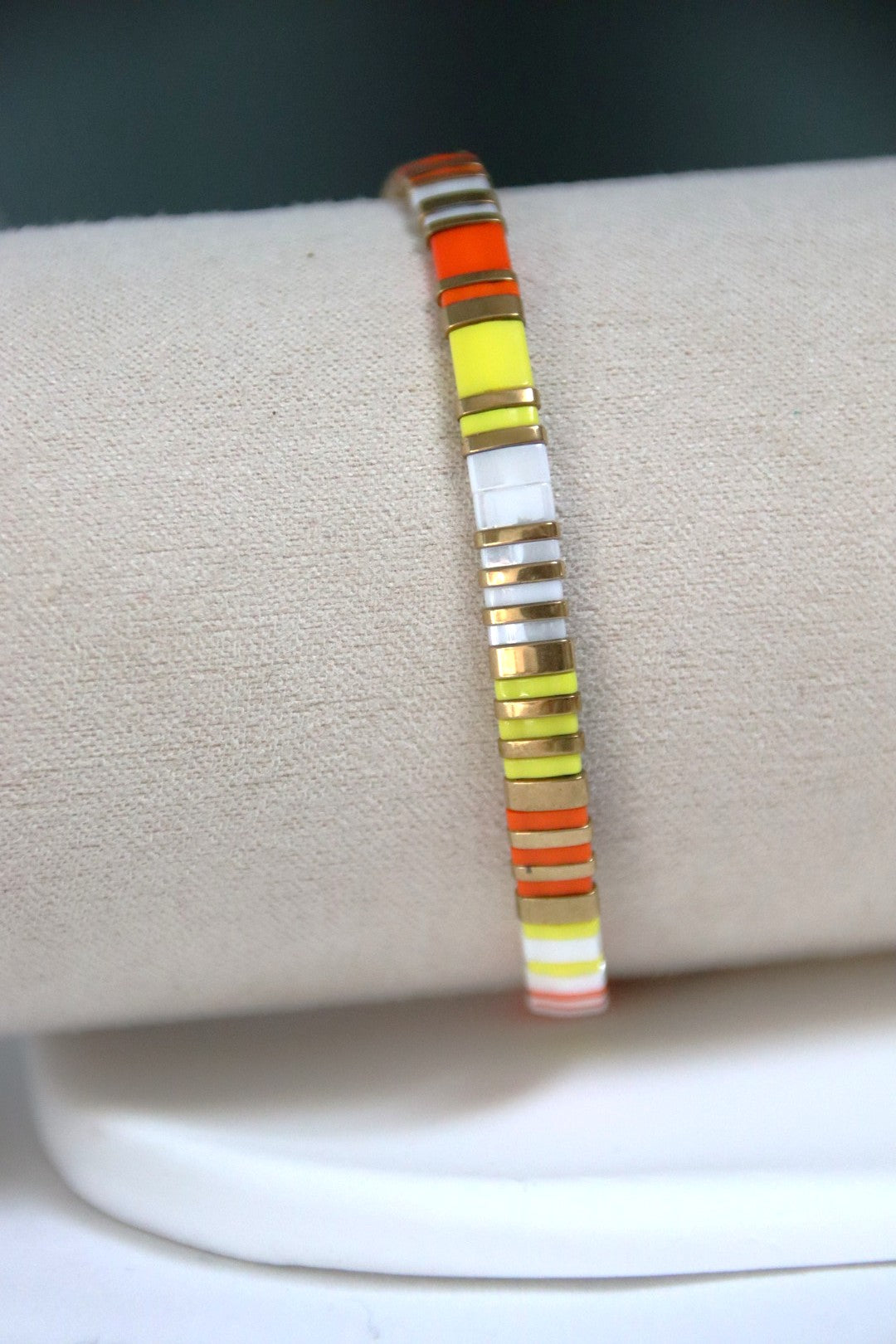 Bracelet Hikari en perles jaunes, orange, blanches et dorées, lumineux et éclatant.