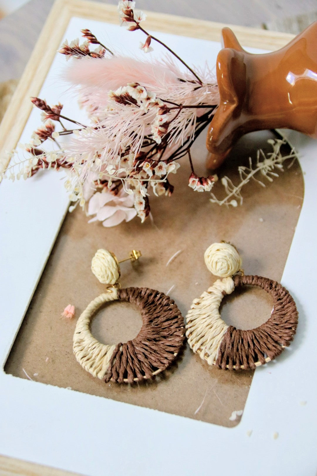 Boucles d’oreilles bohème chic en raphia naturel beige et marron, design artisanal