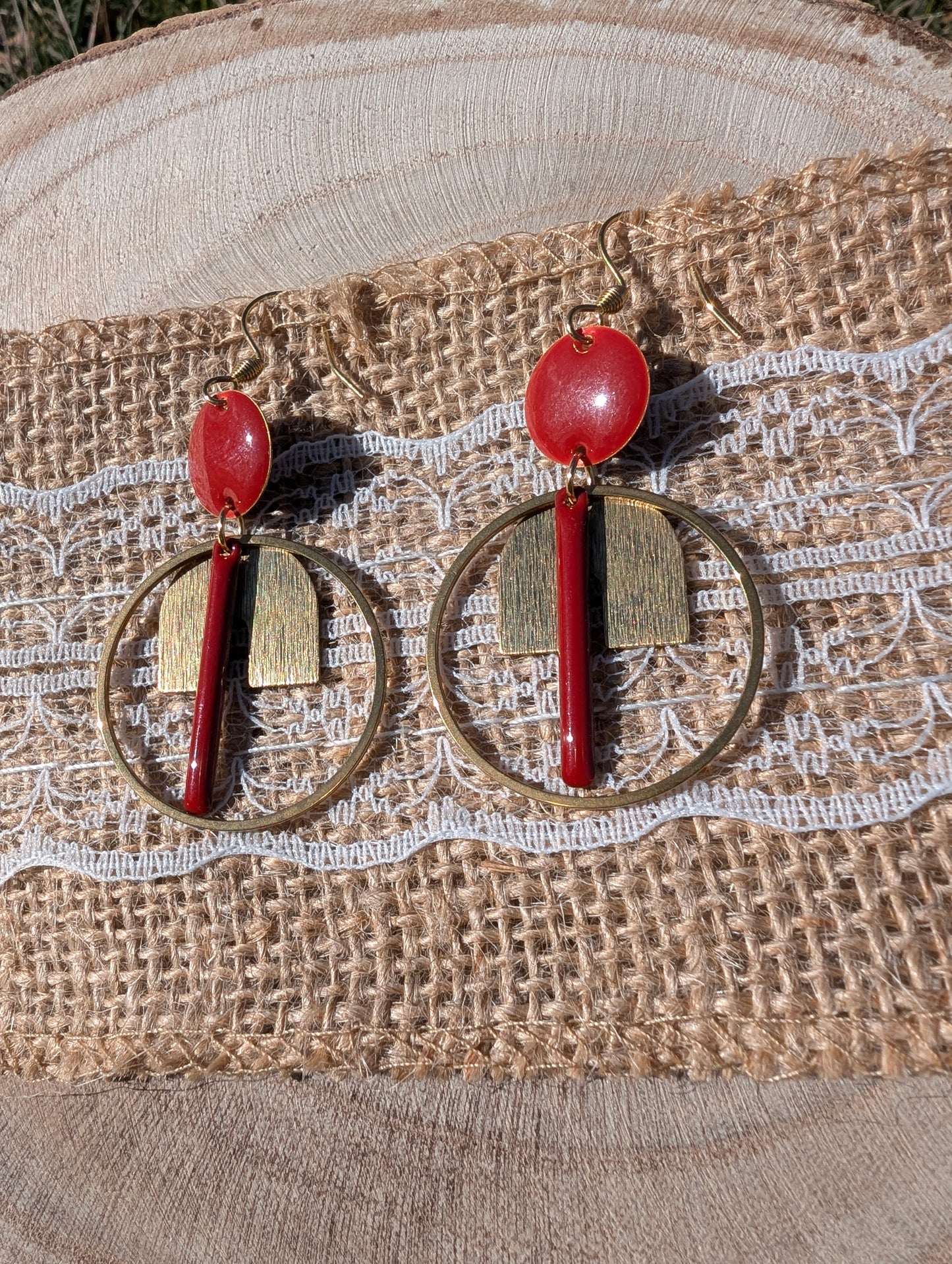 Boucles d’oreilles Japan en acier inoxydable doré et laiton émaillé rouge foncé, ornées d’un cercle doré et de baguettes élégantes pour un style raffiné.