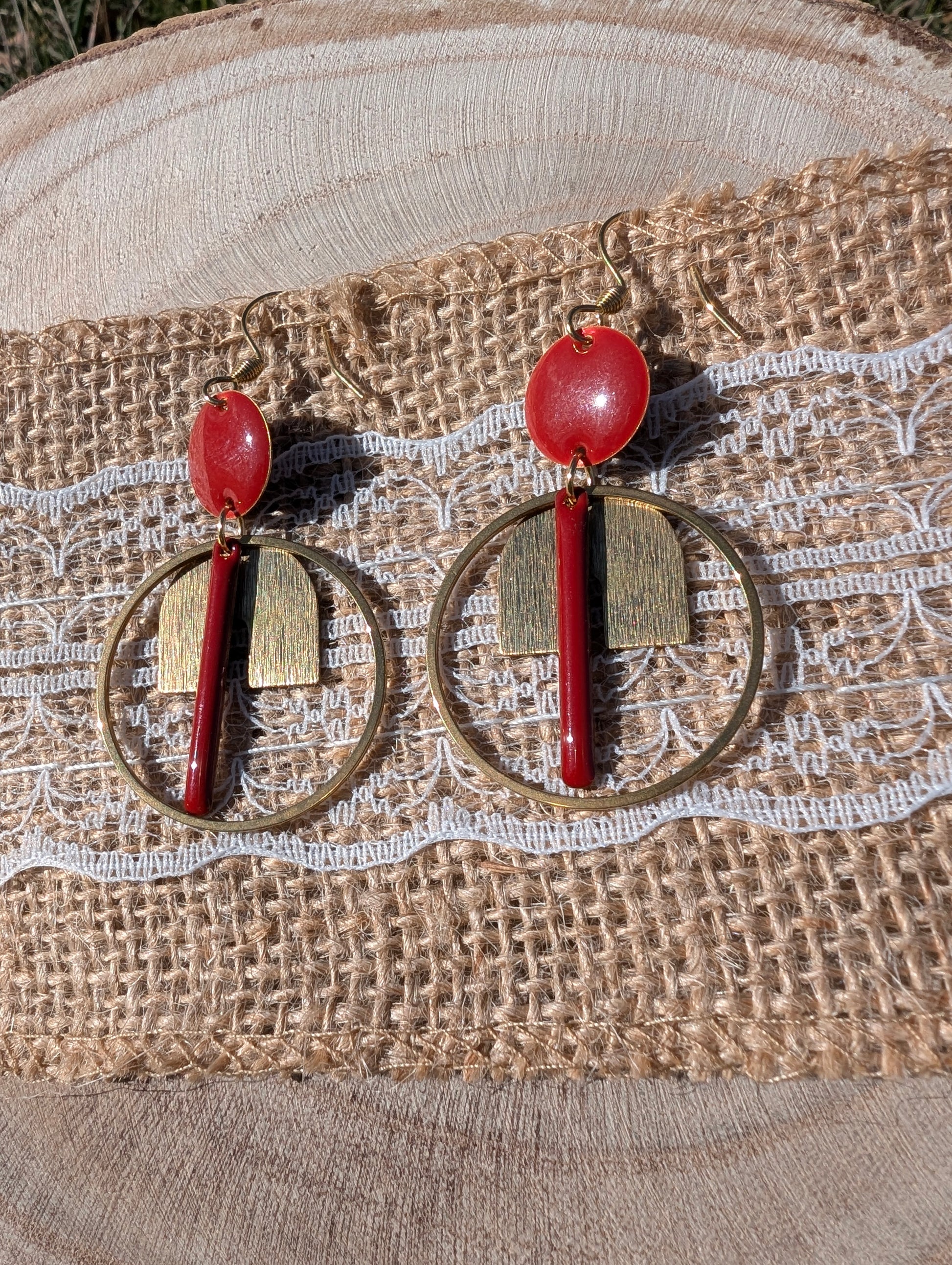 Boucles d’oreilles Japan en acier inoxydable doré et laiton émaillé rouge foncé, ornées d’un cercle doré et de baguettes élégantes pour un style raffiné.