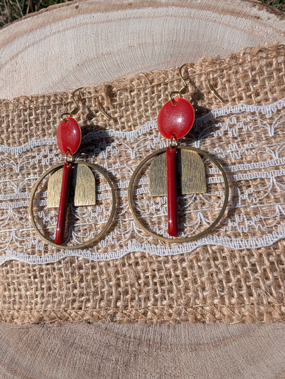 Boucles d’oreilles Japan en acier inoxydable doré et laiton émaillé rouge foncé, ornées d’un cercle doré et de baguettes élégantes pour un style raffiné.