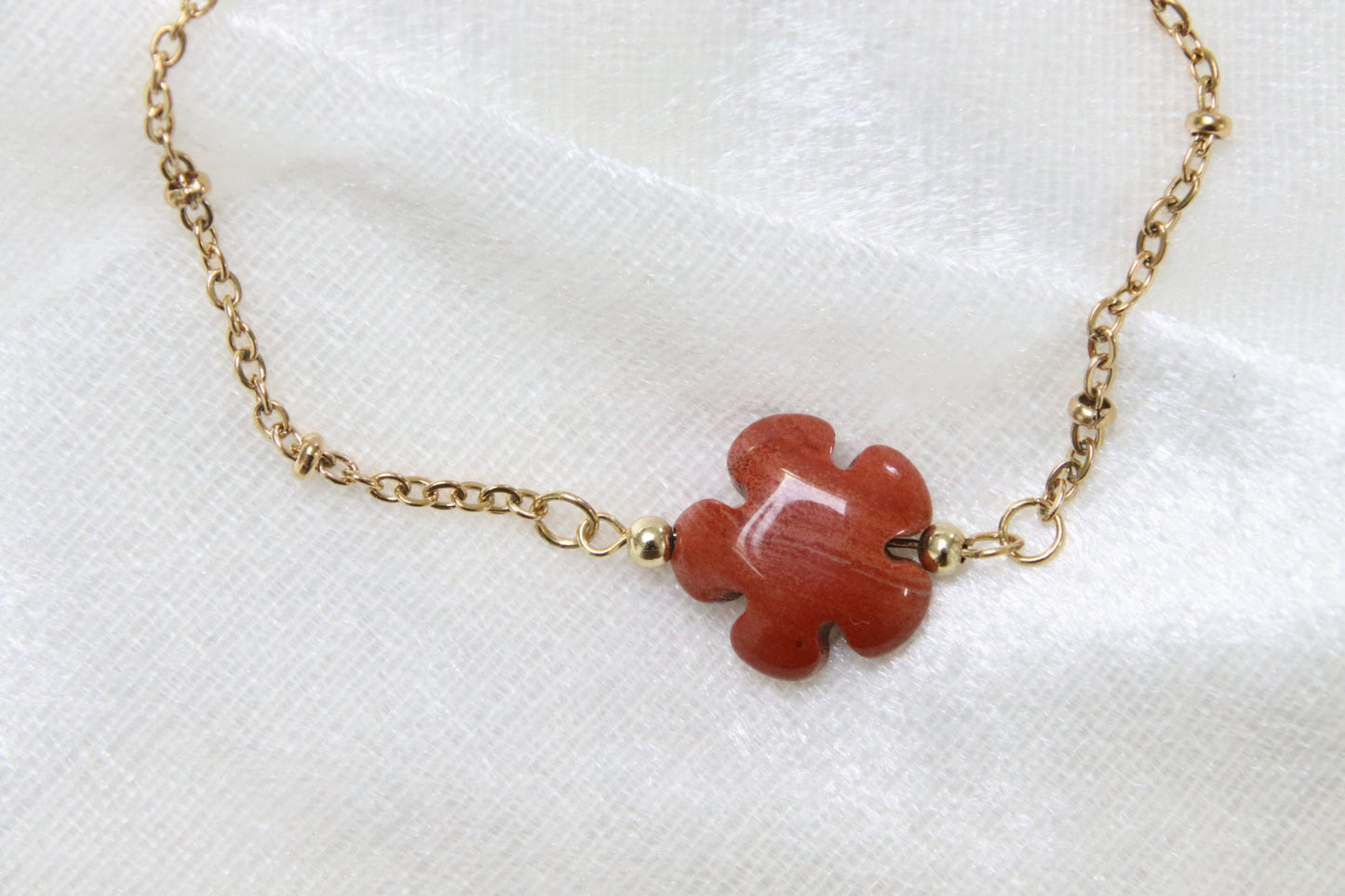 Gros plan sur bracelet en Jaspe rouge en forme de fleur.