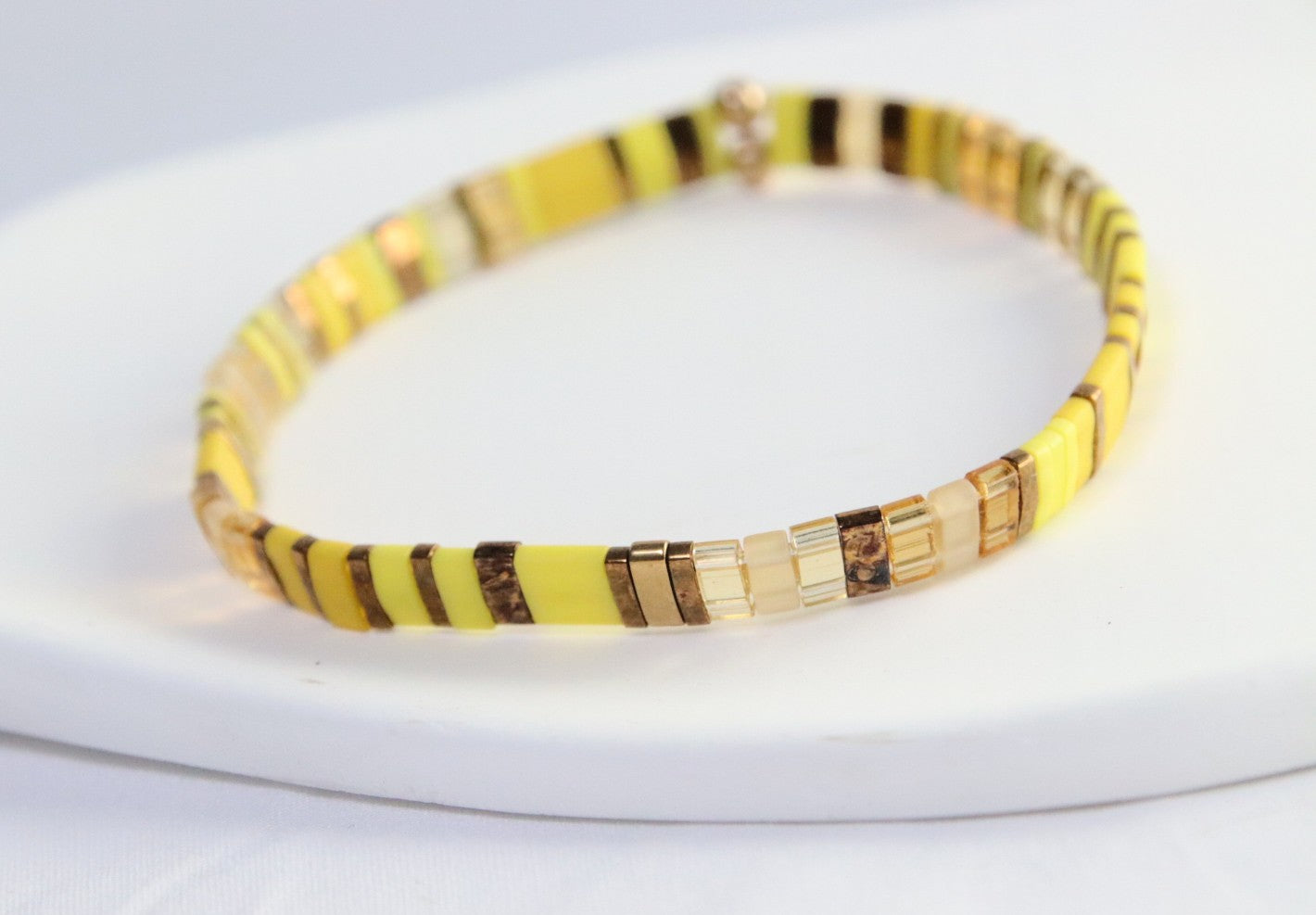 KIIRO, un mélange de jaunes, doré et bronze. Ce bracelet est lumineux et raffiné, parfait pour illuminer chaque tenue.