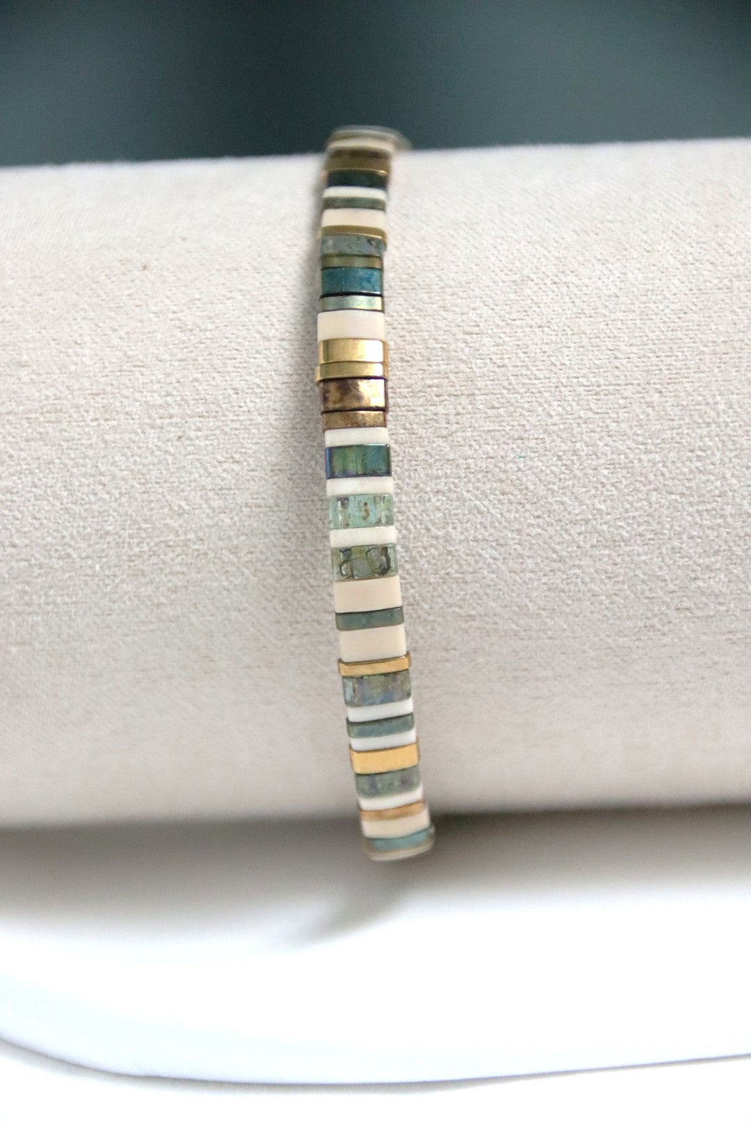 Zoom sur le bracelet Komo, perles aux nuances champêtres et touches dorées et bronze.
