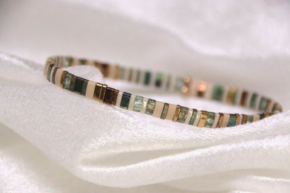 KOMO un bracelets aux subtils mélanges de reflets bronze, dorés et verts.
