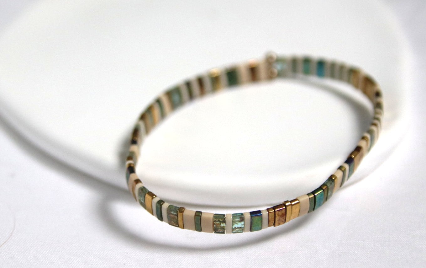 Bracelet Komo en perles aux tons naturels et lumineux, raffiné et poétique.