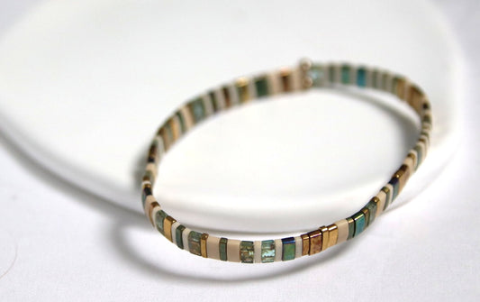 Bracelet Komo en perles aux tons naturels et lumineux, raffiné et poétique.