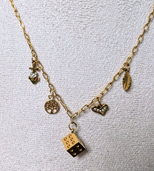 Collier Lyséa avec mini-charms symboliques : dé, plume, croix de Camargue, arbre de vie et cœur incrusté de zirconium.