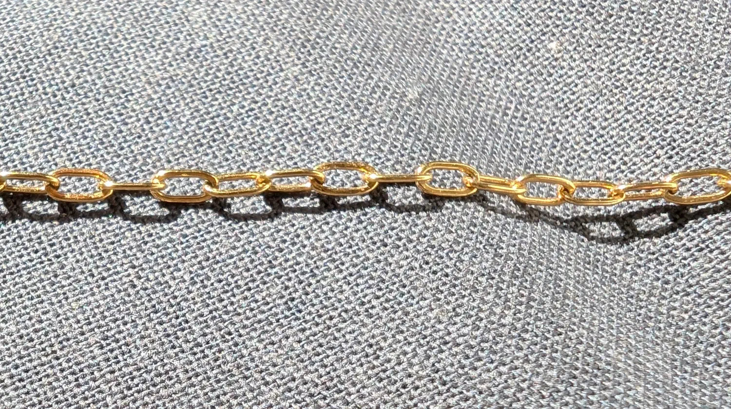 Zoom sur la chaîne fine et élégante du collier Lyséa.