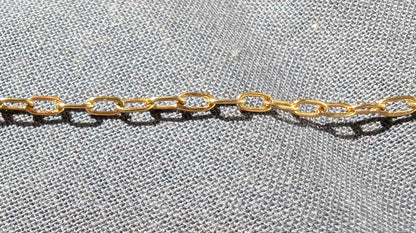 Zoom sur la chaîne fine et élégante du collier Lyséa.