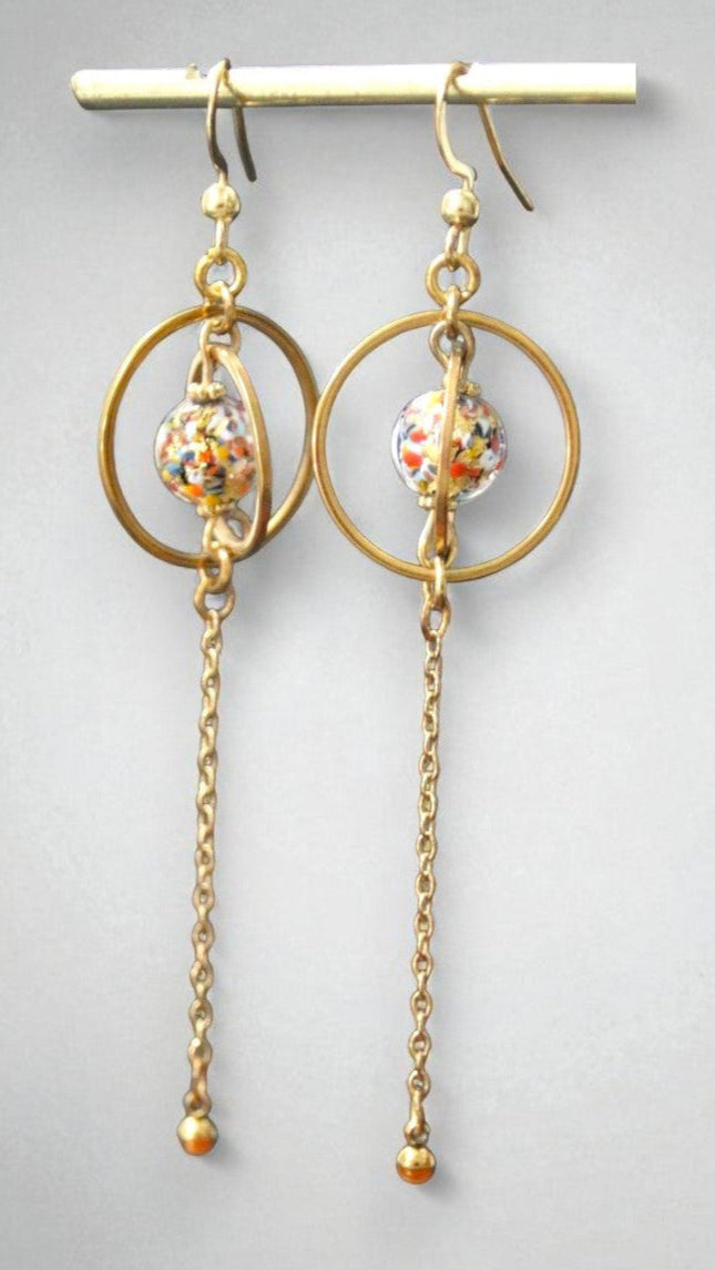 Les boucles d'oreilles Murano Arlequin mettent en valeur la perle de verre aux multiples couleurs 