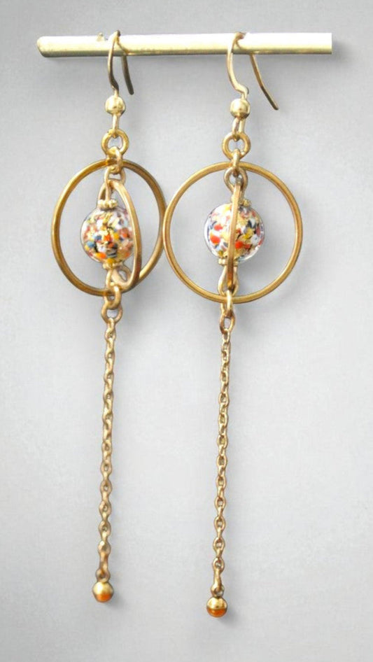 Les boucles d'oreilles Murano Arlequin mettent en valeur la perle de verre aux multiples couleurs 
