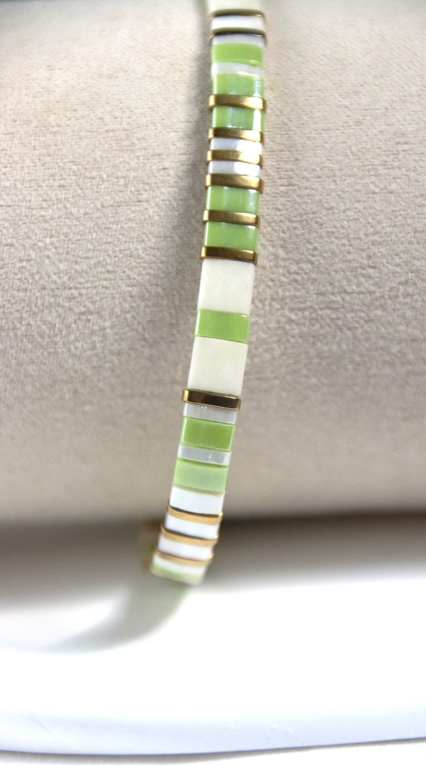Zoom sur le bracelet Nori, perles aux tons verts et dorés éclatants.