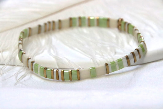 Bracelet Nori en perles vert chartreuse, blanches et dorées, frais et lumineux.
